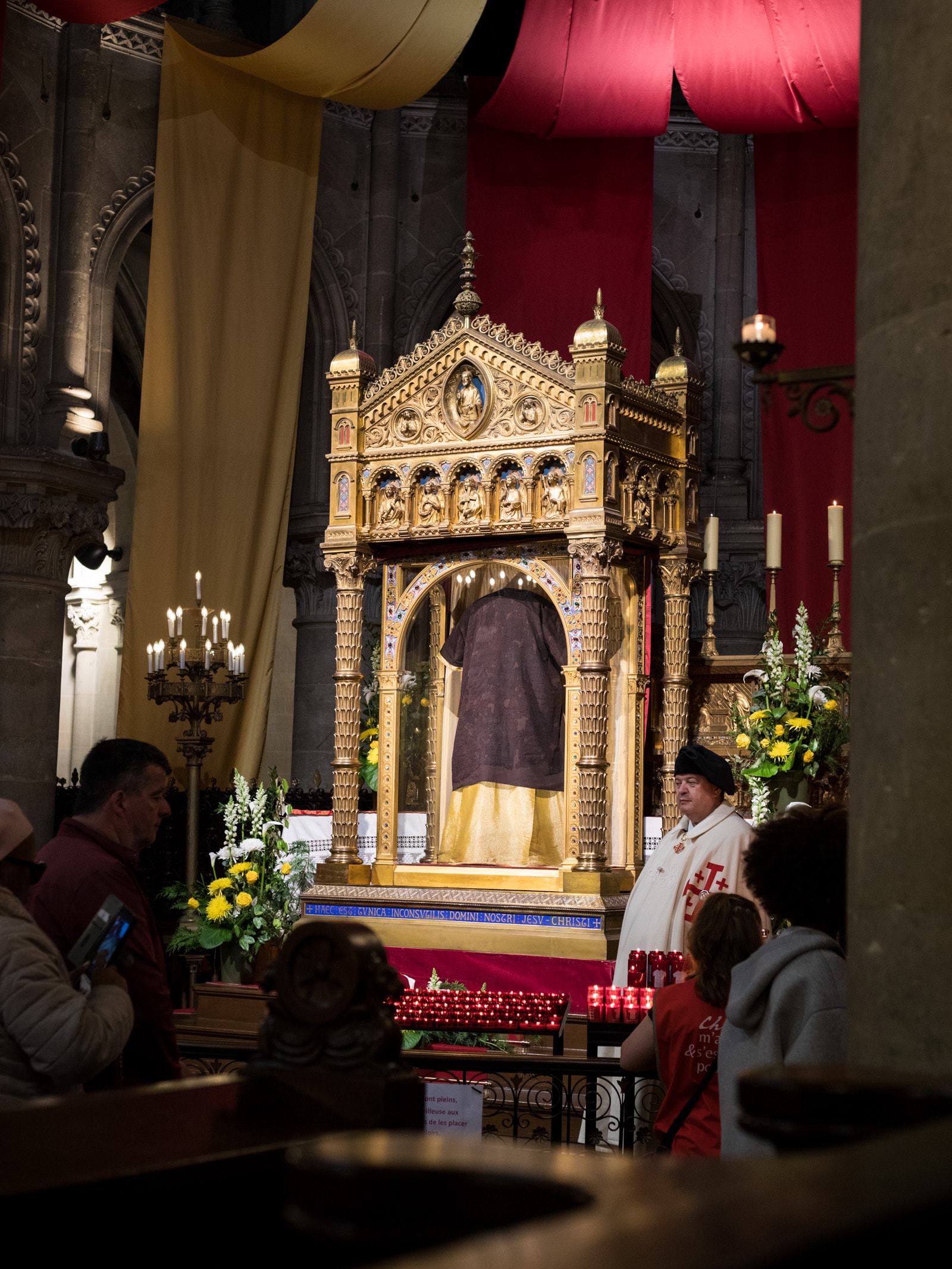 photographie ostention Sainte Tunique Jésus-Christ