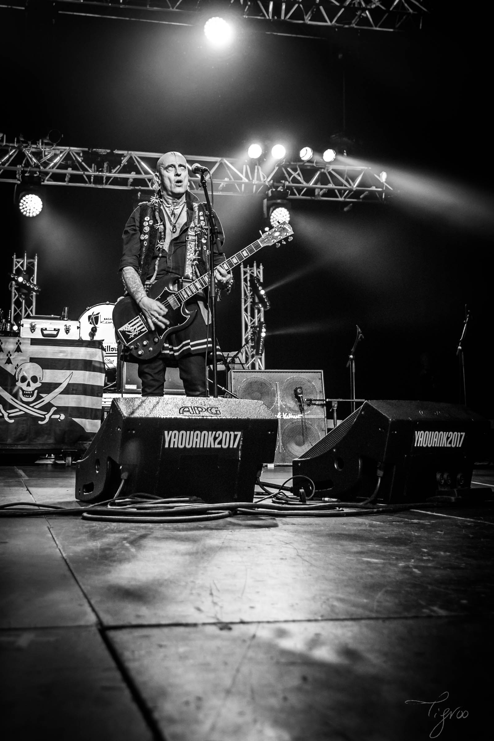 Yaouank danse concert musique ramoneurs de menhirs Loran guitare